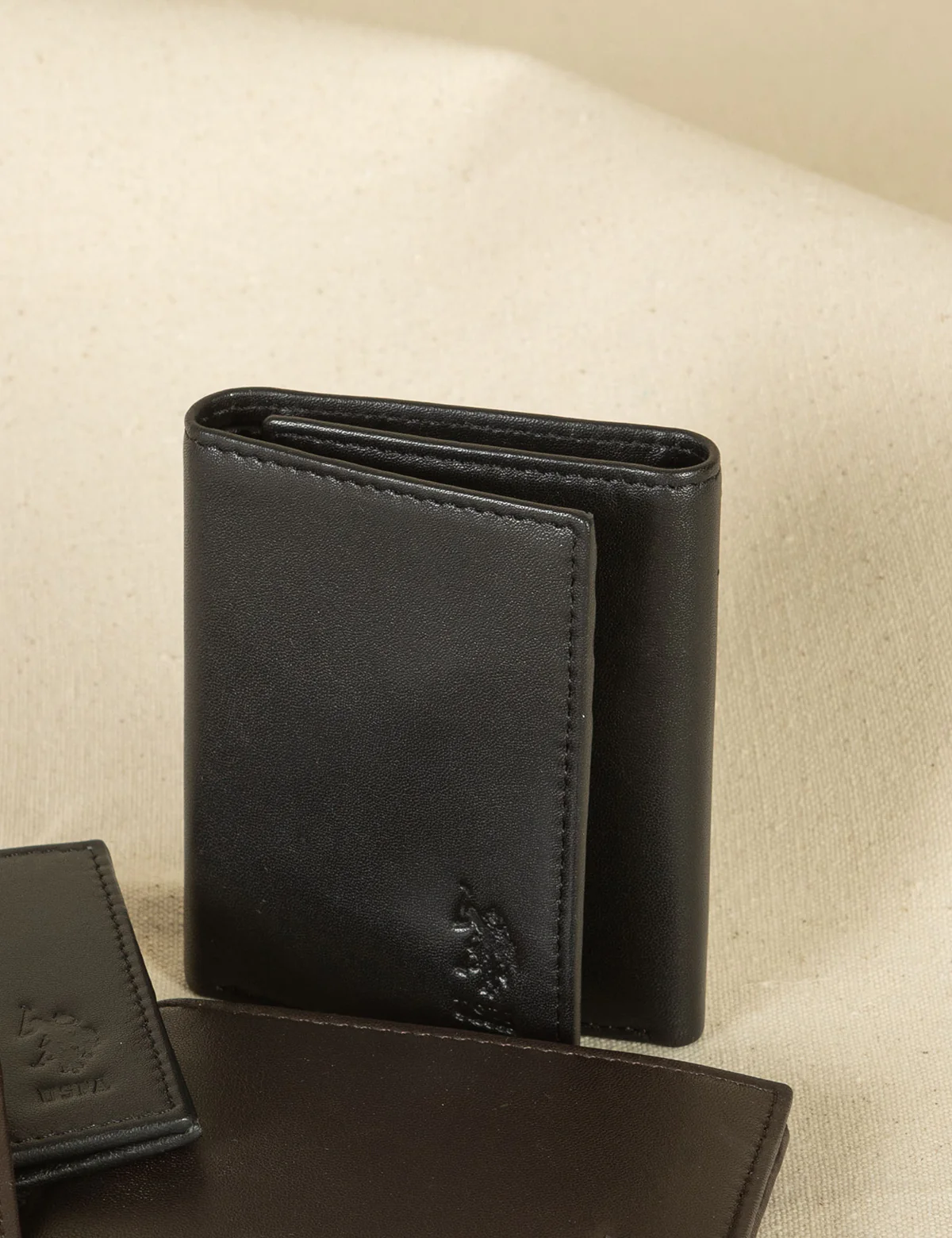 10323-mens-leather-trifold-wallet-1.webp MENS LEATHER TRIFOLD WALLET