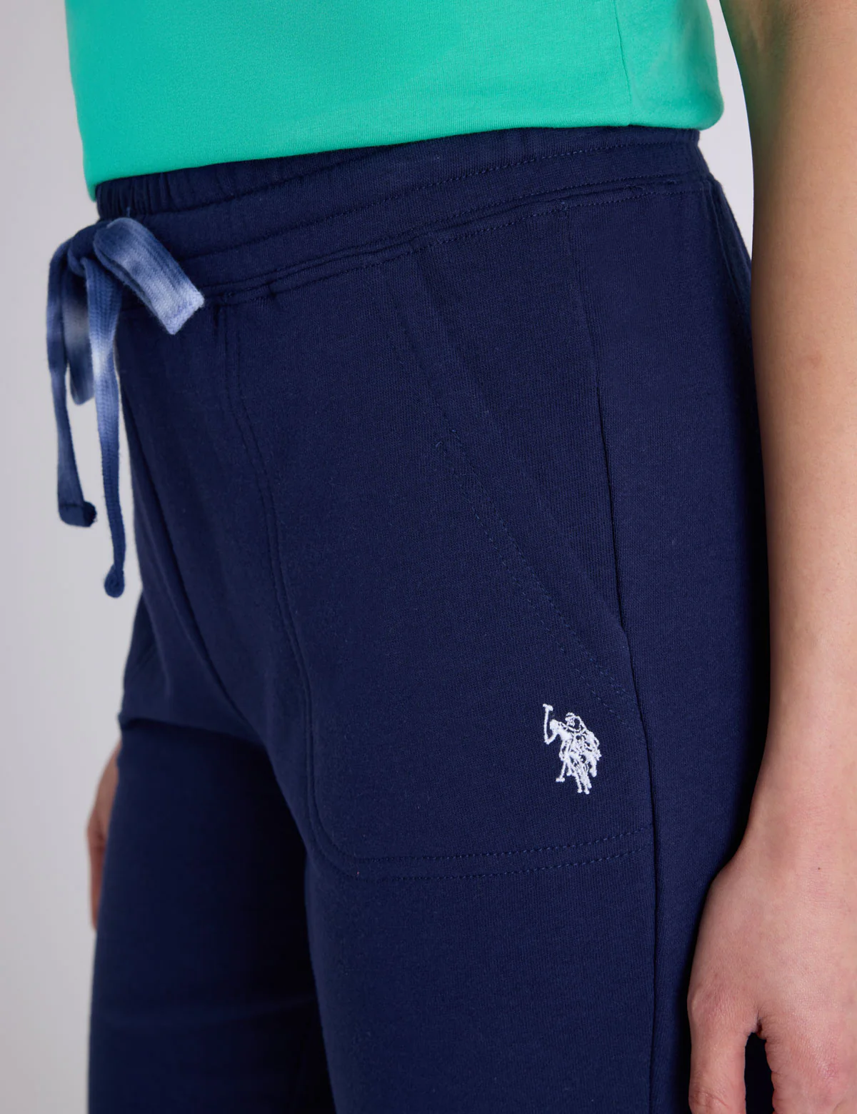 10603-drawstring-logo-bermuda-shorts-10.webp DRAWSTRING LOGO BERMUDA SHORTS