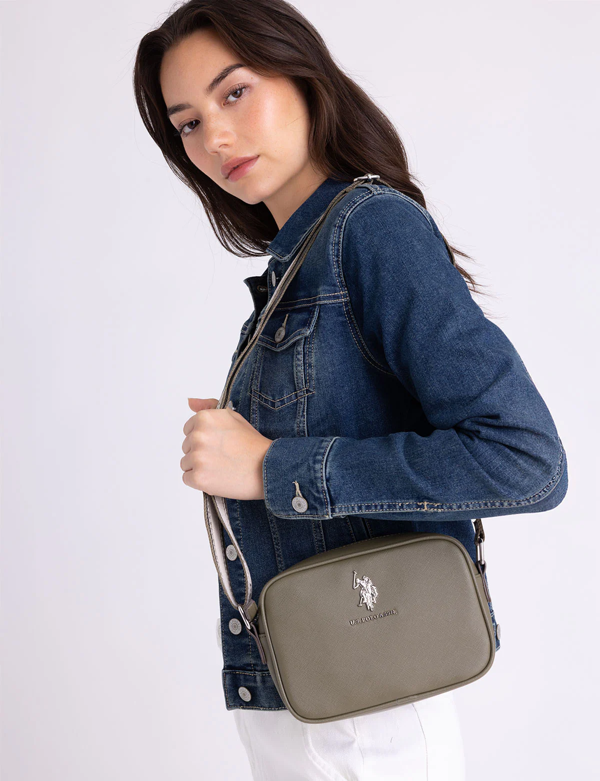 10928-classic-zip-crossbody-bag-1.webp CLASSIC ZIP CROSSBODY BAG