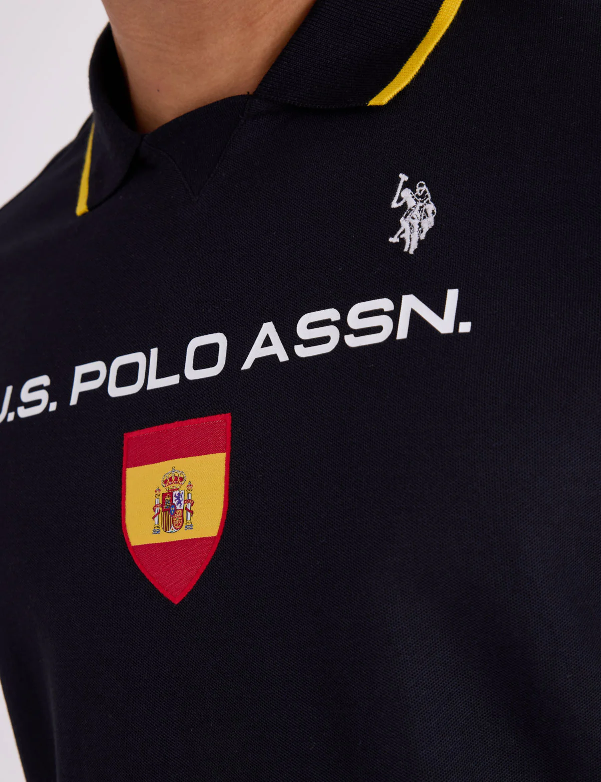 1095-spain-shield-performance-pique-polo-shirt-3.webp SPAIN SHIELD PERFORMANCE PIQUE POLO SHIRT