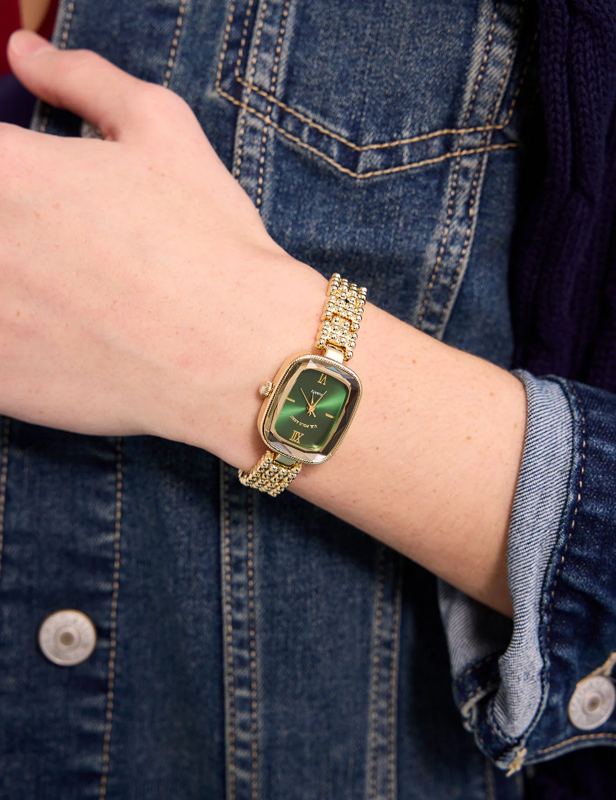 13101-ladies-oval-gold-watch-with-green-face-1.webp LADIES OVAL GOLD WATCH WITH GREEN FACE