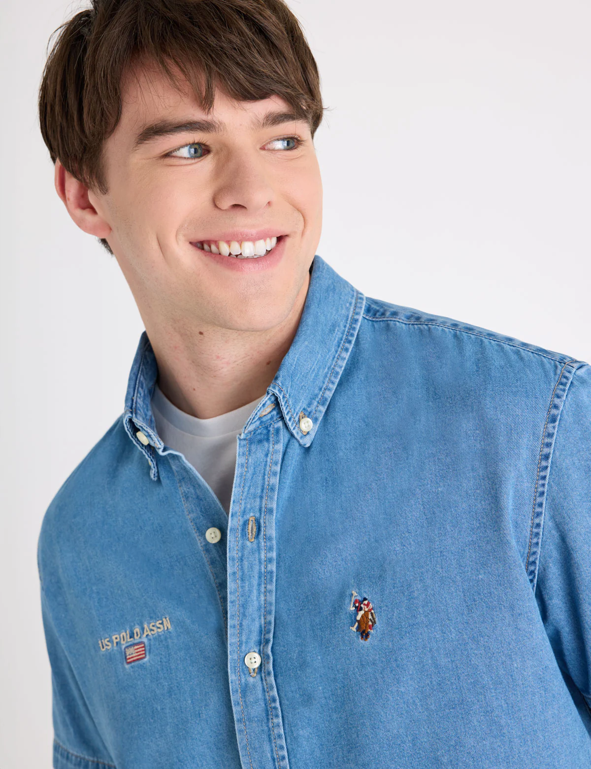1519-short-sleeve-embroidered-denim-shirt-3.webp SHORT SLEEVE EMBROIDERED DENIM SHIRT
