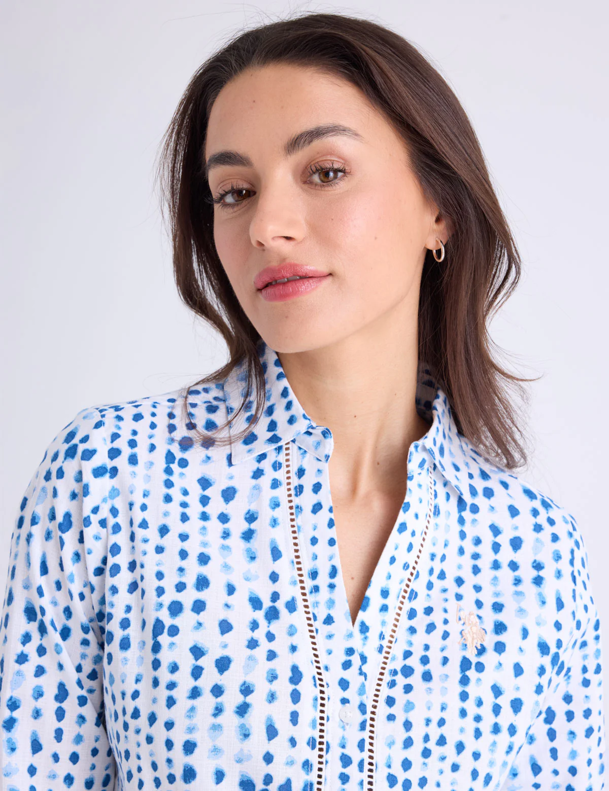 1860-crochet-trim-printed-linen-long-sleeve-shirt-3.webp CROCHET TRIM PRINTED LINEN LONG SLEEVE SHIRT