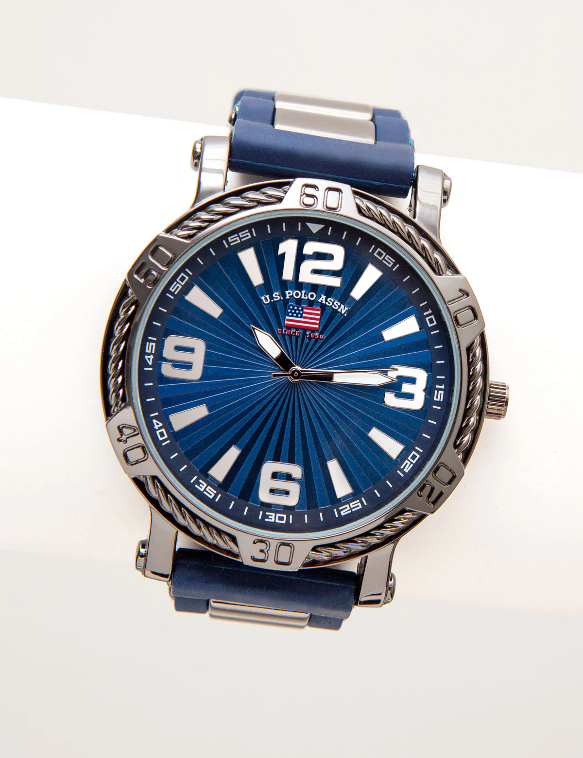 19055-men-s-blue-rubber-strap-link-watch-1.webp MEN'S BLUE RUBBER STRAP LINK WATCH