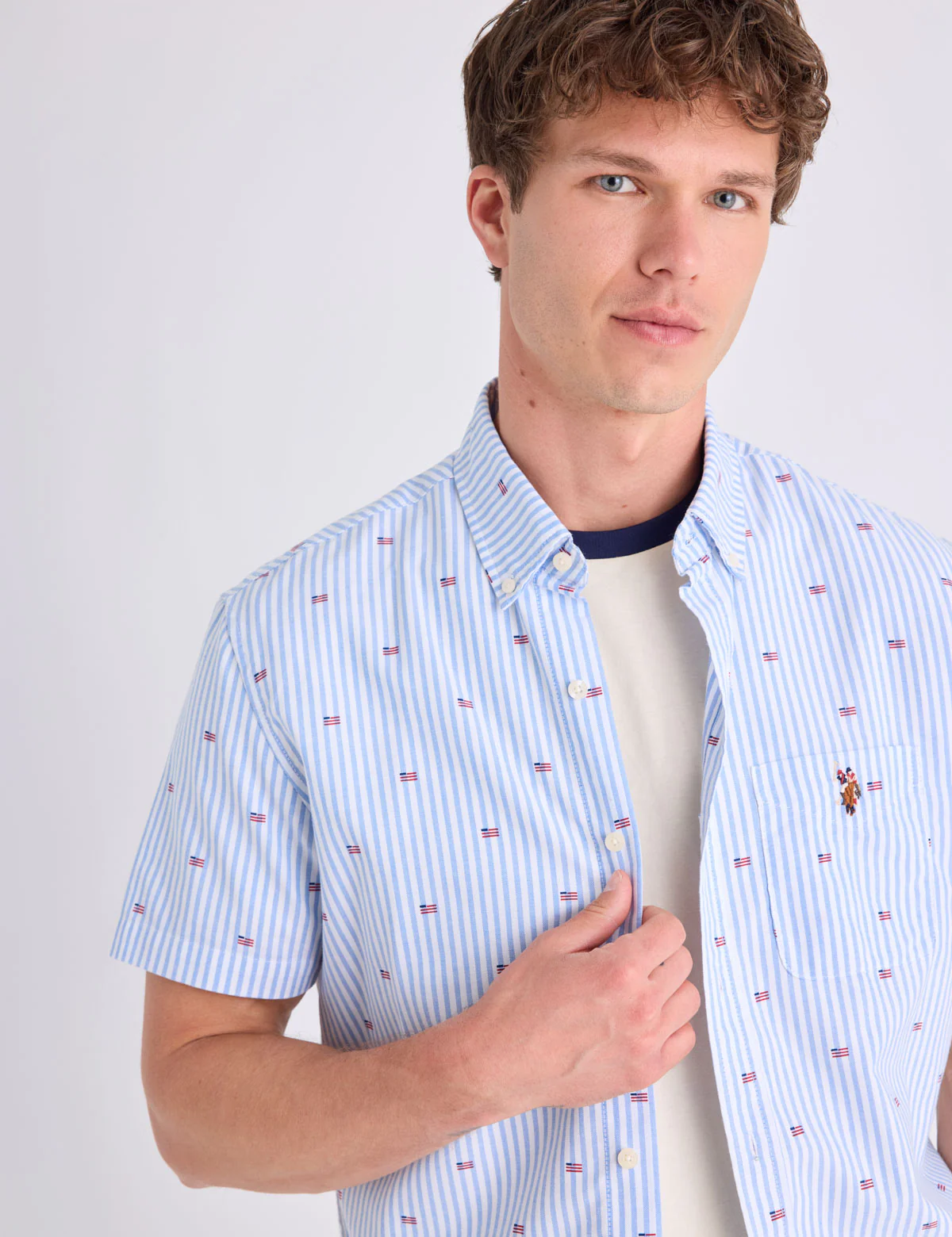 2128-short-sleeve-allover-flag-print-oxford-shirt-3.webp SHORT SLEEVE ALLOVER FLAG PRINT OXFORD SHIRT