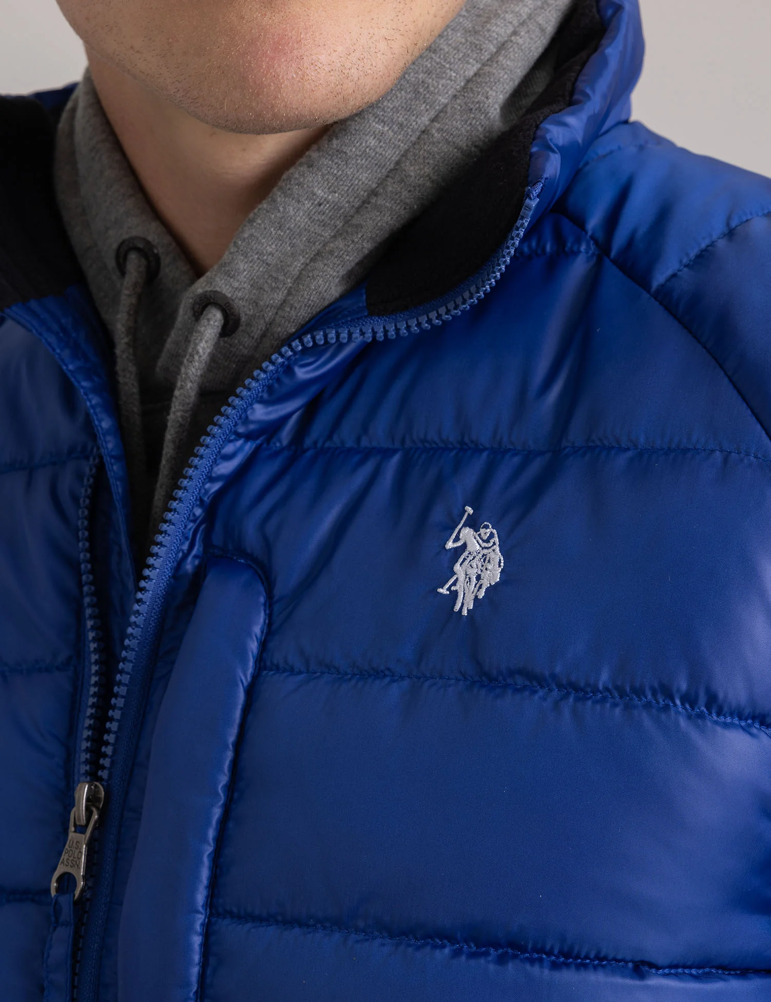 2459-small-channel-quilted-packable-vest-3.webp SMALL CHANNEL QUILTED PACKABLE VEST