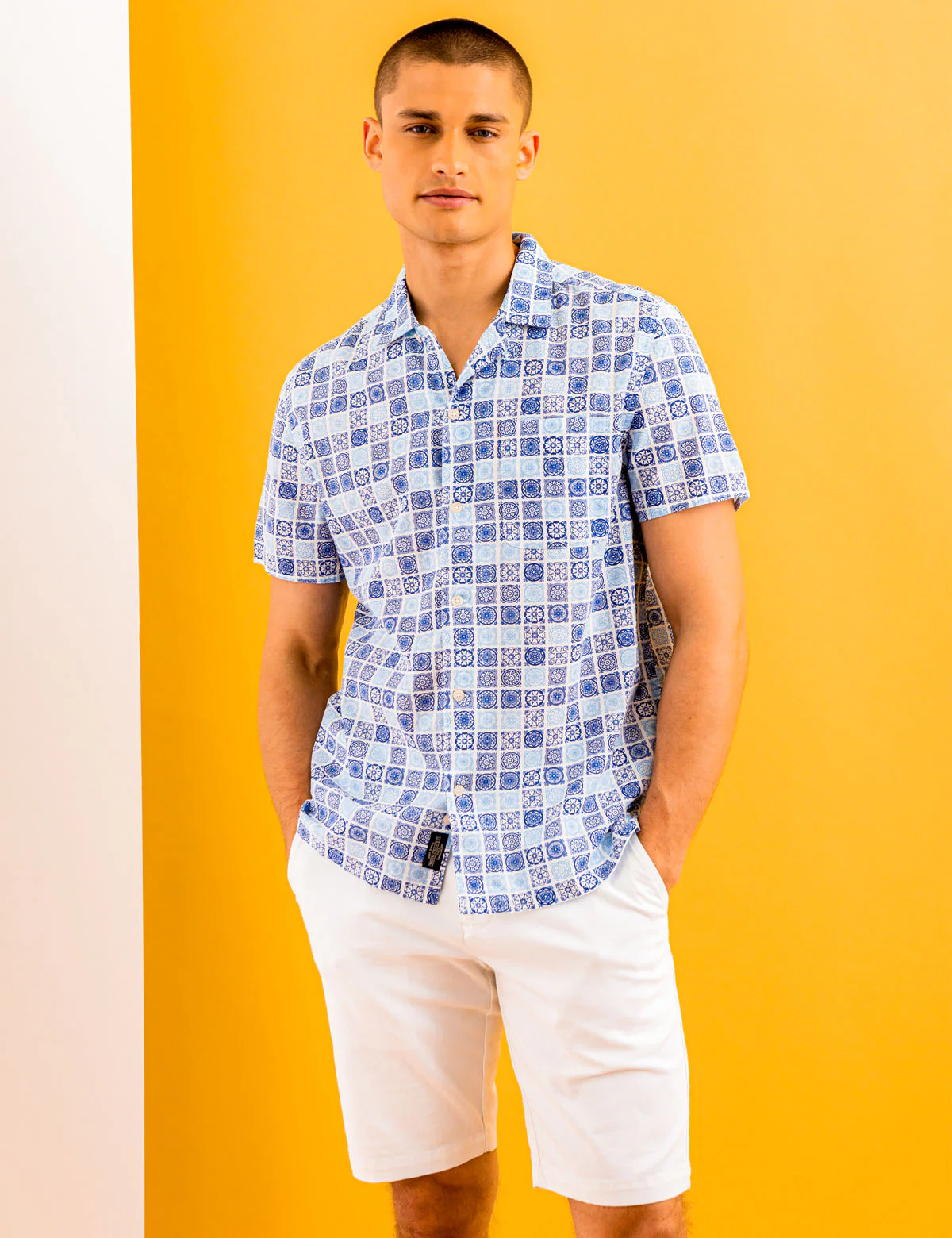 27261-medallion-print-short-sleeve-woven-shirt-1.webp MEDALLION PRINT SHORT SLEEVE WOVEN SHIRT