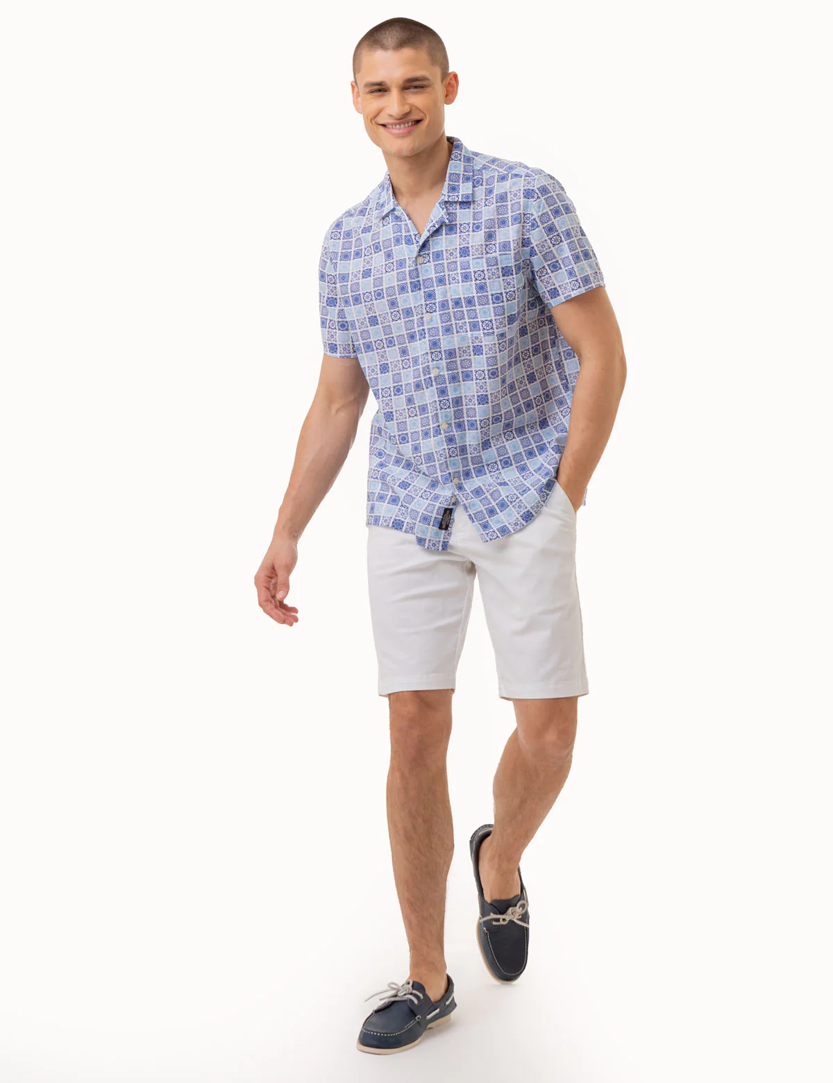 27261-medallion-print-short-sleeve-woven-shirt-3.webp MEDALLION PRINT SHORT SLEEVE WOVEN SHIRT