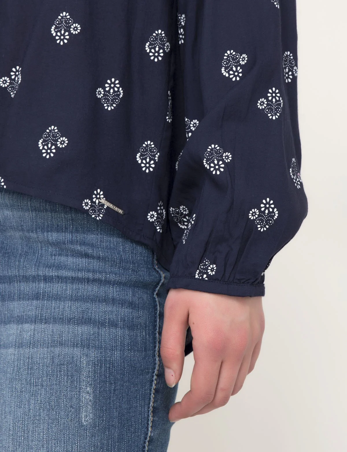 MEDALLION POPOVER SHIRT