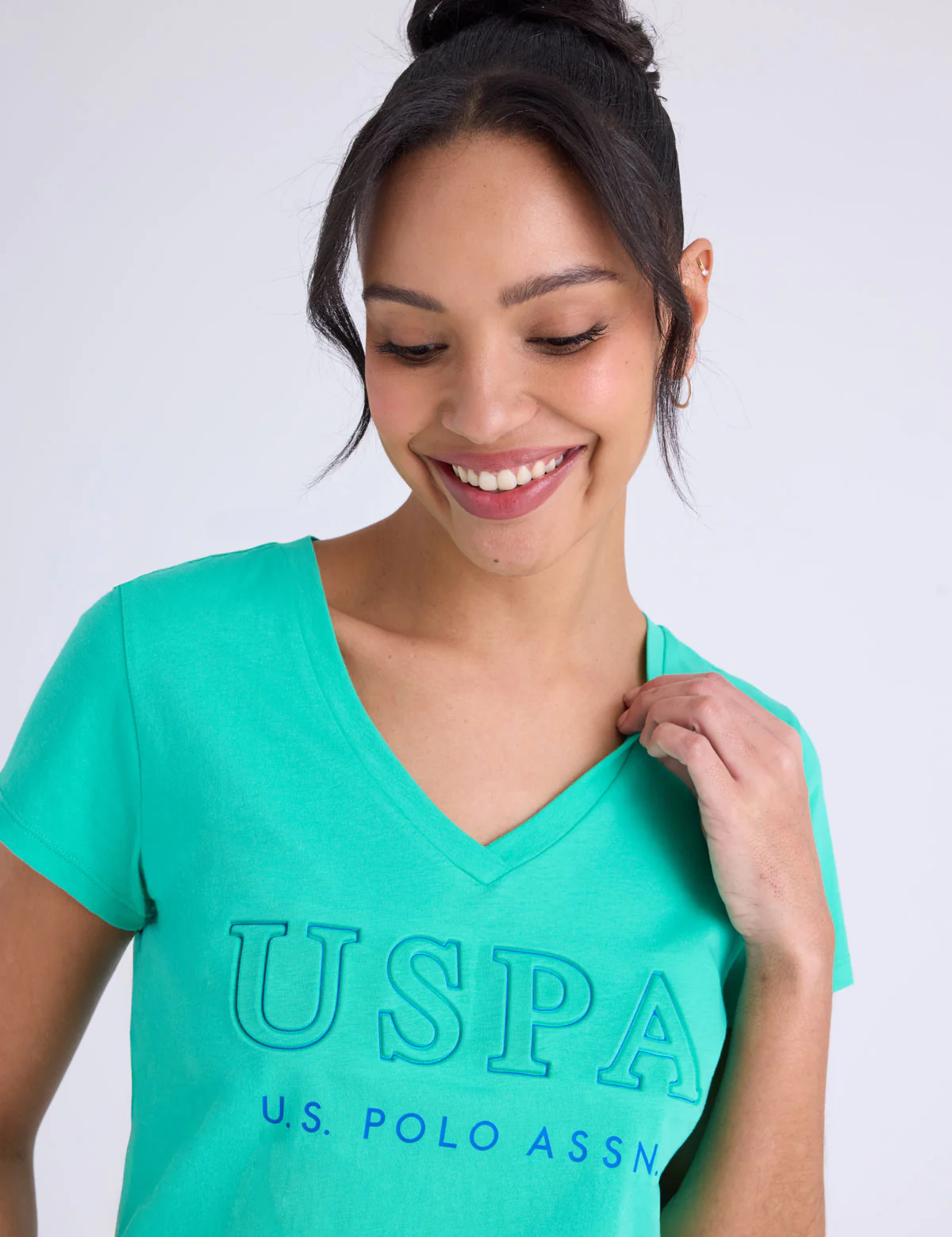 505-uspa-debossed-print-v-neck-graphic-t-shirt-4.webp USPA DEBOSSED PRINT V-NECK GRAPHIC T-SHIRT