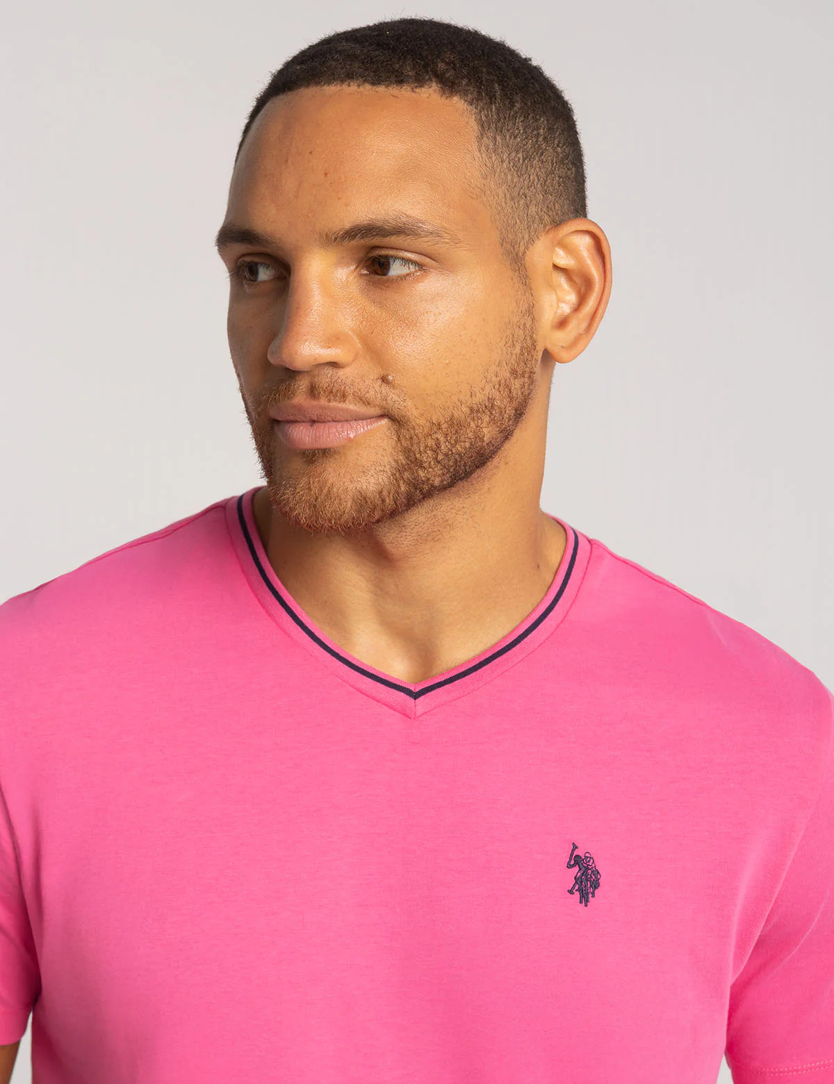 7952-tipped-v-neck-jersey-t-shirt-2.webp TIPPED V-NECK JERSEY T-SHIRT