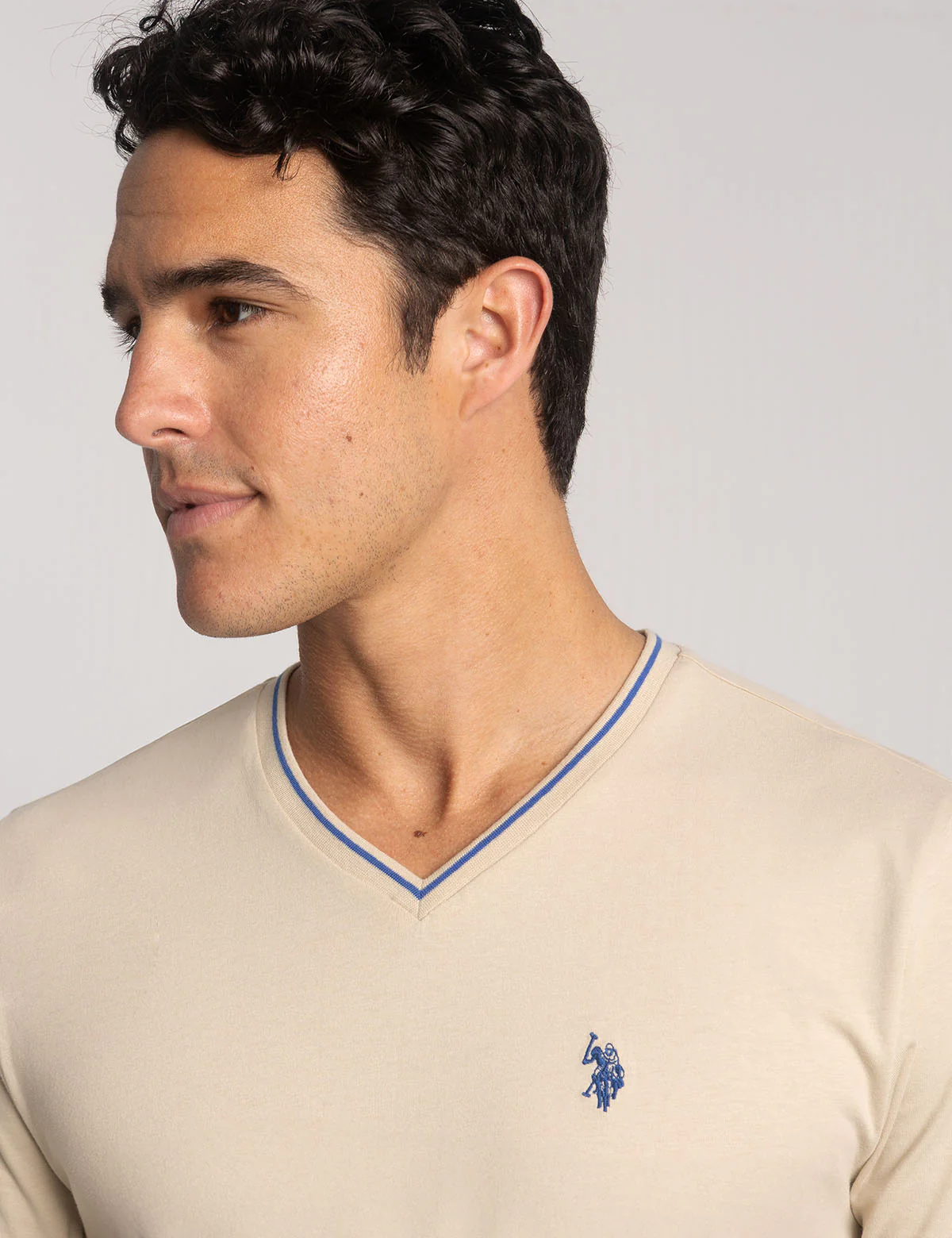 7952-tipped-v-neck-jersey-t-shirt-6.webp TIPPED V-NECK JERSEY T-SHIRT