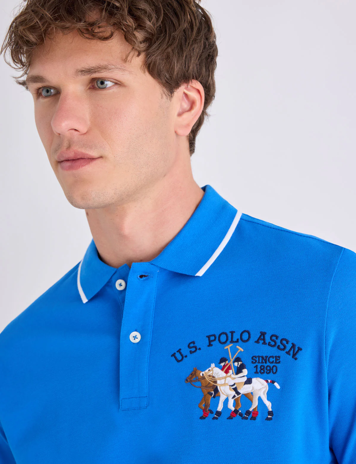 939-pique-polo-shirt-with-logo-emblem-2.webp PIQUE POLO SHIRT WITH LOGO EMBLEM